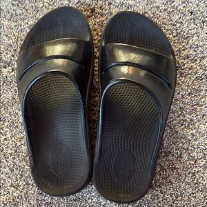 Oofos sandals size  8-10, like new.